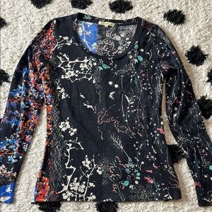 Pashma size Medium black floral long sleeve top w/ black and blue colorblock